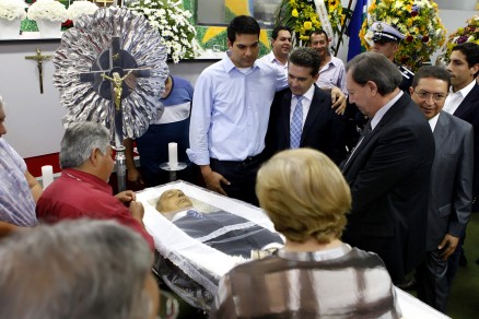 Familiares e amigos se despedem de Ary Leite de Campos, em Vrzea Grande