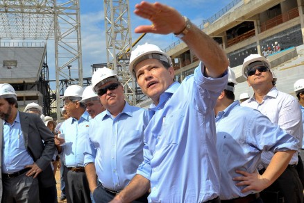 O governador Silval Barbosa aponta para cobertura da Arena Pantanal: inauguraes para breve