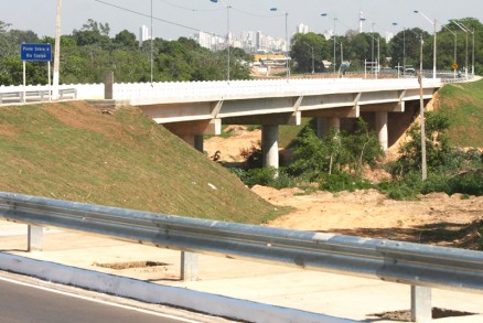 Ponte "Benedito Figueiredo", no Coxip: obra "aliviar" trnsito na regio do Coxip