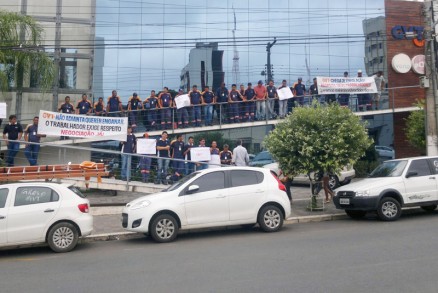 Os funcionrio realizaram protesto em frente a fachada da GVT, na avenida Mato Grosso