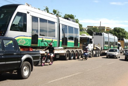Composies do VLT "desfilam" na Avenida do CPA, em meio a carros e coletivos