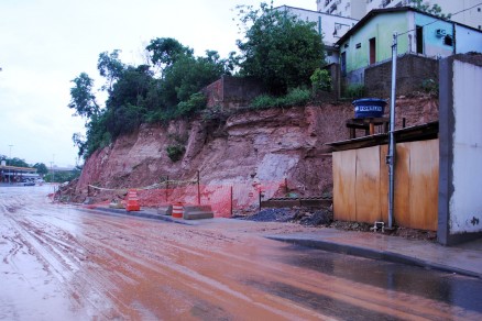 Morro do Despraiado: deslizamento parcial aps chuva resultou em interdio de moradias