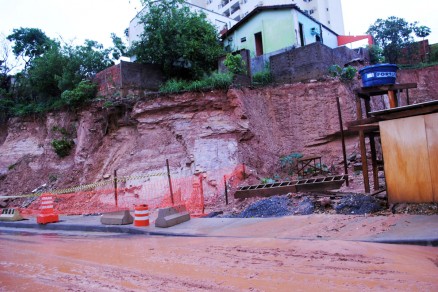 Casas localizadas na beira do Morro do Despraiado correm risco de desmoronar