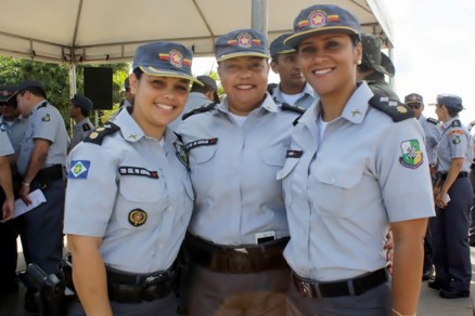 A major Karla ( direita) e a tenente-coronel Ridalva (centro);  esquerda, a comandante Adriana Metelo