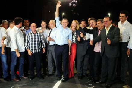 O governador Silval Barbosa e convidados inauguram o Viaduto do Despraiado