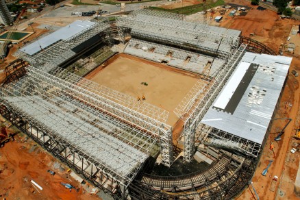 Arena Pantanal: telhado metlico  finalizado no setor Norte