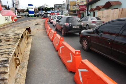 Mquina estacionada em faixa de rolamento na Prainha aumentou congestionamento nesta manh