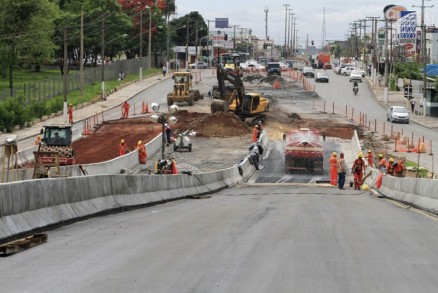 Viaduto da UFMT: encabeamento e pavimentao asfltica so executadas na obra