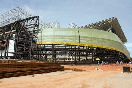 Membrana comeou a ser instalada na fachada da Arena Pantanal