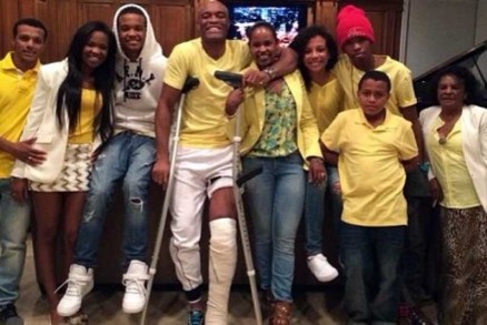 Anderson Silva posa com a famlia em sua casa