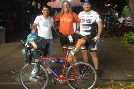 Ao centro, Carlos Roberto Graton e sua bicicleta,  esq Cachorro Urel que o ajudou em Cuiab