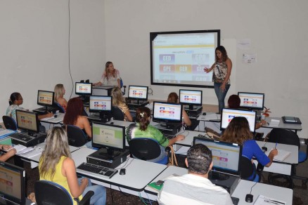 Secret�ria assistem palestra do Sig Educa