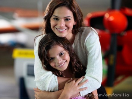 Luana Marquezine recebe o apoio da irm Bruna ao estrear na novela Em Famlia