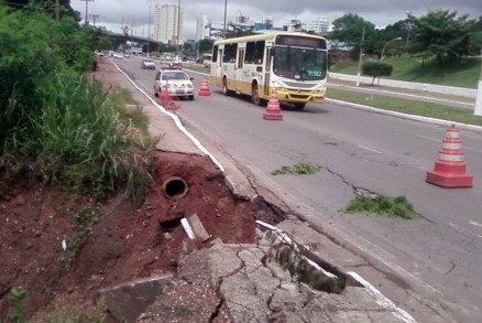 Avenida do CPA: calada no suportou chuva e cedeu copletamente
