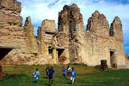 Cidade traz no corao da cidade as runas de uma catedral do perodo colonial