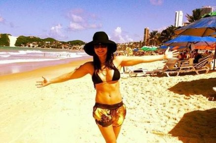 Gr�vida de tr�s meses, Kyra Gracie aparece na praia