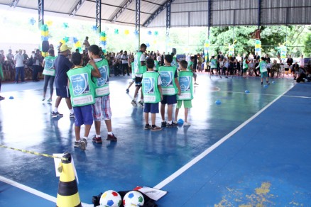 Escola Maria Ambrsio  uma das seis unidades de ensino da rede municipal beneficiadas com o Fifa 11