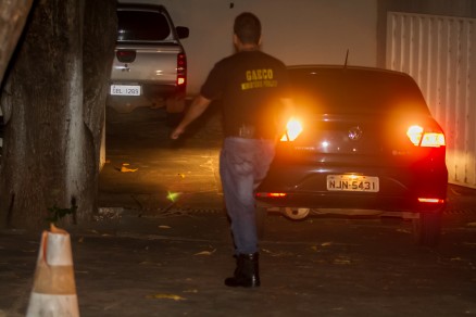 Agentes carregam carros com pastas, documentos e computadores: busca e apreenso