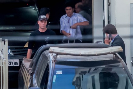 Ex-secretrio Eder Moraes e o deputado Jos Riva (de costas) deixam a sede da PF, em Cuiab