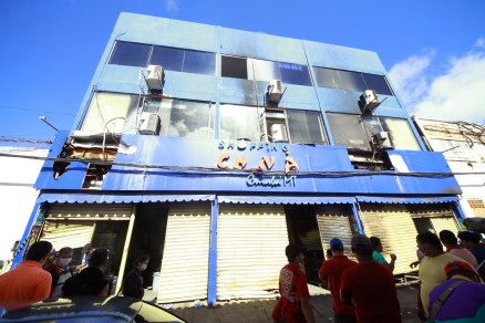 Fogo destruiu as lojas no Shopping China, na Avenida da Prainha, em Cuiab