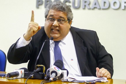 Paulo Prado demonstra irritao, durante coletiva para falar sobre planilha encontrada na casa de Eder