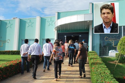 Fachada da Cmara de Lacerda; no detalhe, o vereador Guelo