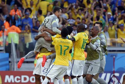 Julio Cesar � encorajado por Luiz Gustavo antes dos p�naltis contra o Chile; goleiro chorou durante o intervalo