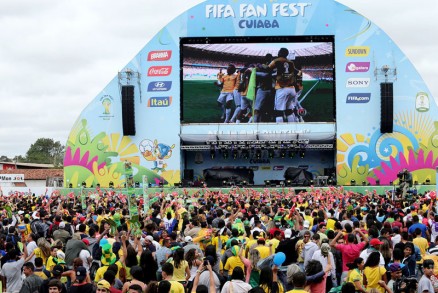 Muita gente enfrentou o tempo nublado com o aux�lio de casacos para assistir ao jogo entre Brasil e Chile