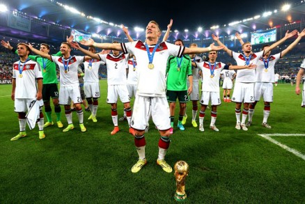 Medalha de ouro no peito, taa  frente Schweinsteiger rege a comemorao da Alemanha