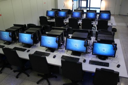 Lan houses ou cybers cafs eram febres na Cuiab dos anos 1990
