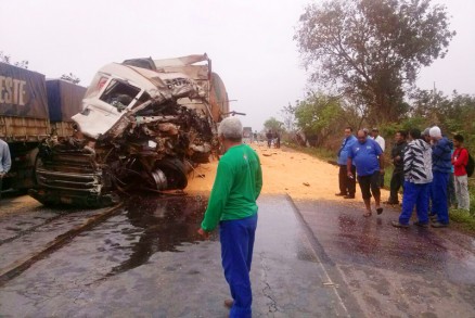 Caminho tomba e espalha milho sobre a pista; vtima fatal