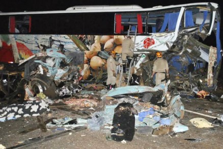 Parte do nibus da Eucatur fcou destruida na coliso com o caminho, em Dourados