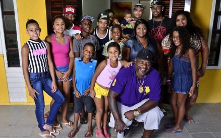 Mr Catra posa com a famlia: parte dos 27 filhos do cantor