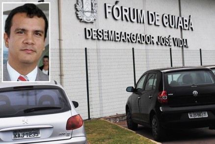 Liminar do juiz Emerson Cajango (detalhe) suspendeu os sorteios do MTCap