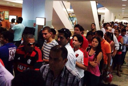 Fila no Pantanal Shopping para comprar ingresso para o jogo entre Goi�s e Flamengo, dia 10