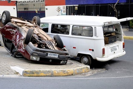 Veculos envolvidos em coliso em Cuiab: capotamento