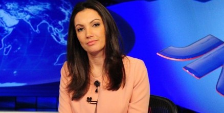 A apresentadora Patrcia Poeta na bancada do Jornal Nacional em agosto, durante entrevista