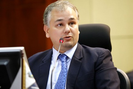 O conselheiro Luiz Carlos Pereira, relator do processo que manteve suspenso