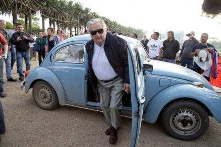 Pepe Mujica, saindo do seu indefectvel Fusca azul