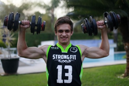 Vittorio Baricelli, de 16 anos, exibe seus msculos: jovem tem apenas 9% de gordura no corpo
