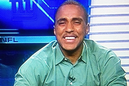 Raiam Santos na bancada da ESPN, como comentarista da NFL