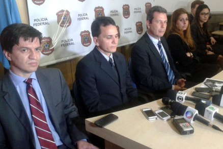 Delegado Hrcules Sodr (segundo  esq.) tomou depoimento de Odair e Milton Geller, na noite de ontem (27)