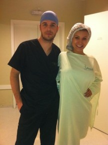 M�dico com Urach em foto na �poca da retirada do hidrogel em julho