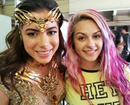 Anitta posa com Yasmim, que alm de atriz  danarina
