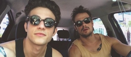 Chay Suede e Daniel Erthal posam em 