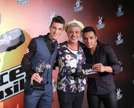 Danilo Reis e Rafael exibem trofu ao lado do tcnico Lulu Santos