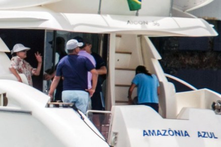 Dilma passeia de lancha com a famlia no litoral da Bahia