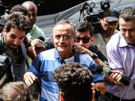 O ex-diretor da �rea Internacional da Petrobras, Nestor Cerver� chega ao IML de Curitiba (PR), para exame de corpo delito; ele foi preso durante a madrugada no Rio de Janeiro