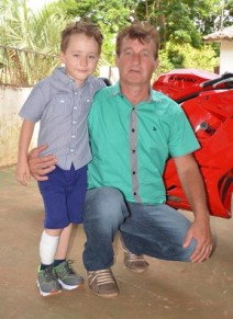 Robson, irmo caula de Andressa, com o pai, Carlos Alberto 
