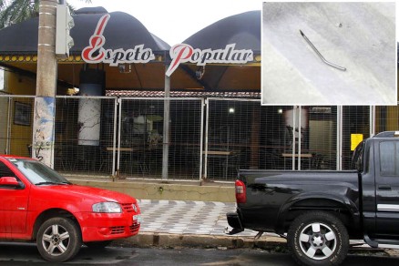 Segundo o cliente, agulha hipod�rmica (detalhe) estava em fatia de carne servida no restaurante 